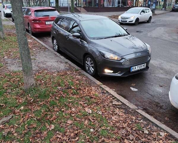 Серый Форд Фокус, объемом двигателя 1.5 л и пробегом 235 тыс. км за 9400 $, фото 1 на Automoto.ua