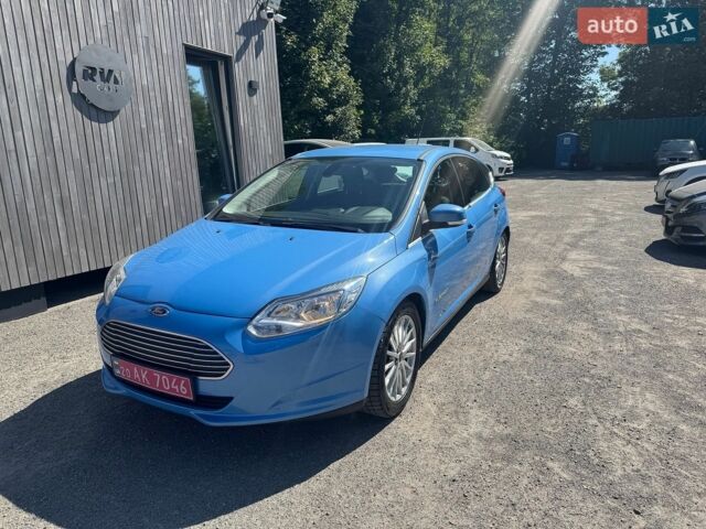 Синий Форд Фокус, объемом двигателя 0 л и пробегом 142 тыс. км за 9000 $, фото 1 на Automoto.ua