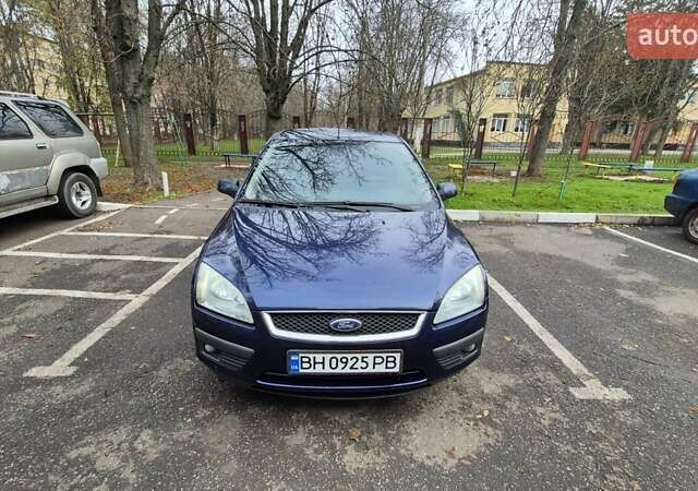Синий Форд Фокус, объемом двигателя 1.6 л и пробегом 200 тыс. км за 4000 $, фото 1 на Automoto.ua