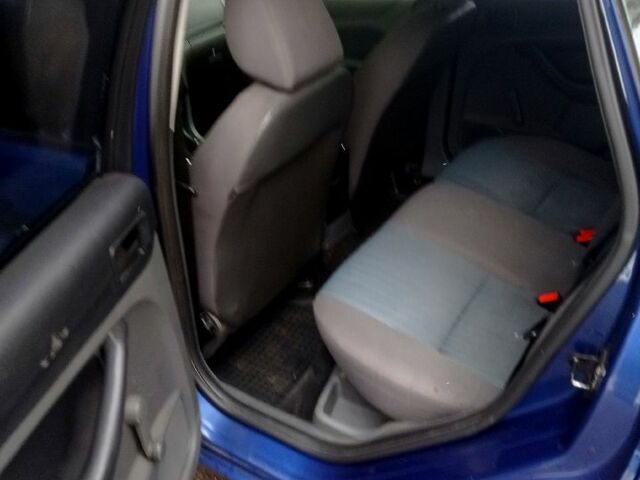 Синий Форд Фокус, объемом двигателя 1.6 л и пробегом 370 тыс. км за 3900 $, фото 1 на Automoto.ua