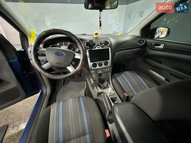 Синий Форд Фокус, объемом двигателя 1.6 л и пробегом 290 тыс. км за 5400 $, фото 1 на Automoto.ua