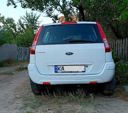 Белый Форд Фьюжн, объемом двигателя 14 л и пробегом 185 тыс. км за 5800 $, фото 1 на Automoto.ua