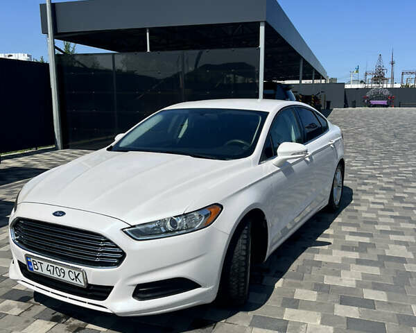 Форд Фьюжн 2015 в Полтаве на Automoto.ua Белый Форд Фьюжн, объемом двигателя 2.49 л и пробегом 210 тыс. км за 10200 $, фото 1 на Automoto.ua