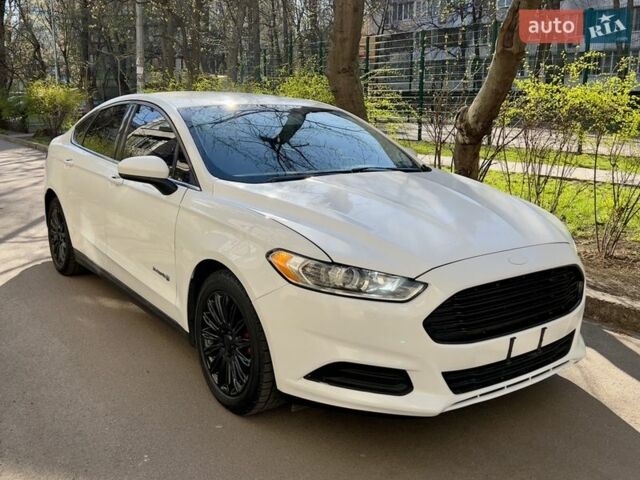 Белый Форд Фьюжн, объемом двигателя 2 л и пробегом 121 тыс. км за 10900 $, фото 1 на Automoto.ua