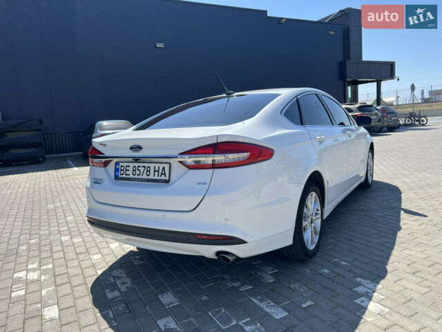 Білий Форд Фьюжен, об'ємом двигуна 2 л та пробігом 105 тис. км за 16500 $, фото 1 на Automoto.ua