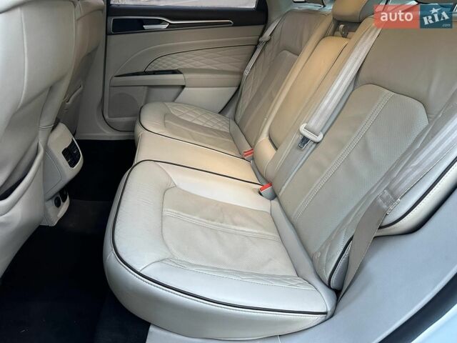 Білий Форд Фьюжен, об'ємом двигуна 2 л та пробігом 120 тис. км за 13300 $, фото 1 на Automoto.ua