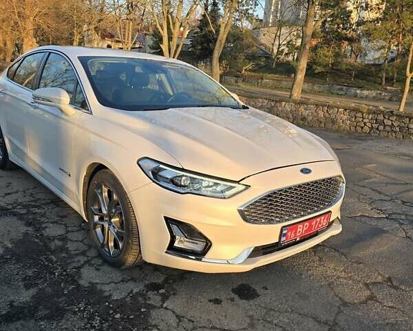 Білий Форд Фьюжен, об'ємом двигуна 2 л та пробігом 127 тис. км за 16600 $, фото 1 на Automoto.ua