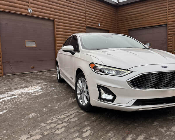 Белый Форд Фьюжн, объемом двигателя 2 л и пробегом 135 тыс. км за 17500 $, фото 1 на Automoto.ua