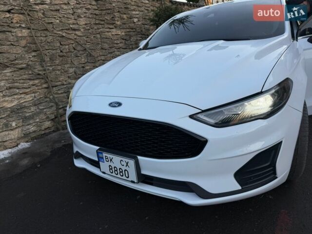 Білий Форд Фьюжен, об'ємом двигуна 1.5 л та пробігом 97 тис. км за 12900 $, фото 1 на Automoto.ua