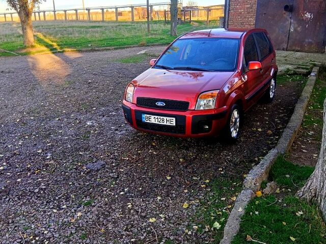 Красный Форд Фьюжн, объемом двигателя 1.4 л и пробегом 160 тыс. км за 4000 $, фото 1 на Automoto.ua