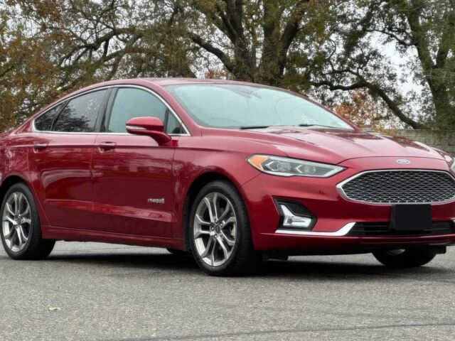 Красный Форд Фьюжн, объемом двигателя 2 л и пробегом 44 тыс. км за 7500 $, фото 1 на Automoto.ua