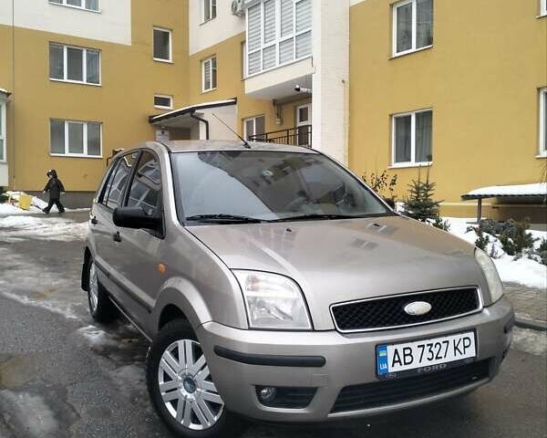 Сірий Форд Фьюжен, об'ємом двигуна 1.6 л та пробігом 318 тис. км за 3800 $, фото 1 на Automoto.ua