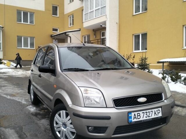 Серый Форд Фьюжн, объемом двигателя 1.6 л и пробегом 318 тыс. км за 3800 $, фото 1 на Automoto.ua