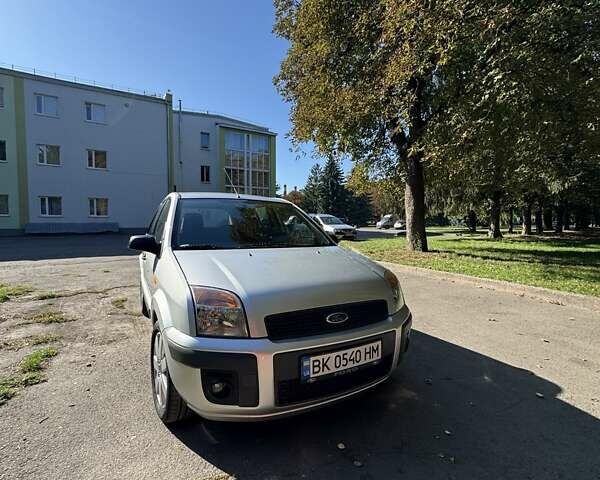 Серый Форд Фьюжн, объемом двигателя 1.6 л и пробегом 178 тыс. км за 6500 $, фото 1 на Automoto.ua