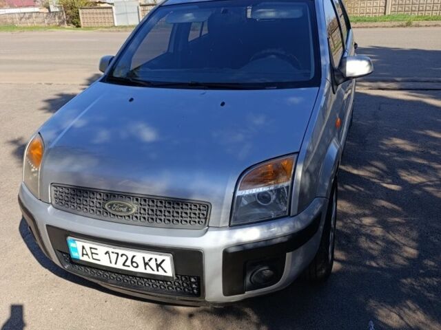 Серый Форд Фьюжн, объемом двигателя 1.4 л и пробегом 250 тыс. км за 3700 $, фото 1 на Automoto.ua