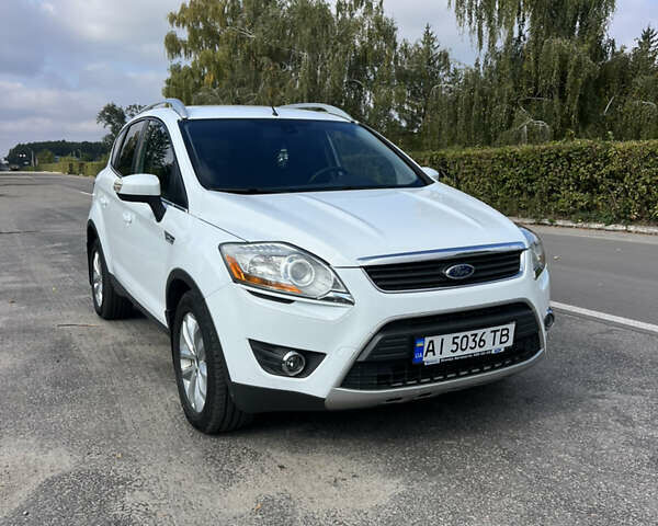 Белый Форд Куга, объемом двигателя 2 л и пробегом 225 тыс. км за 10400 $, фото 1 на Automoto.ua