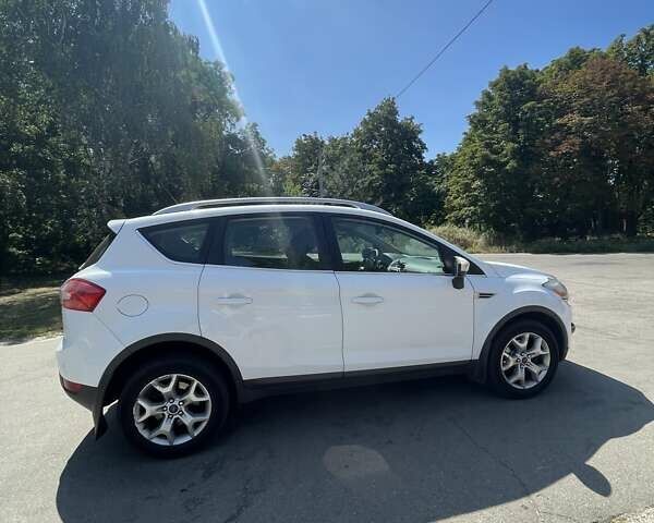 Белый Форд Куга, объемом двигателя 2 л и пробегом 300 тыс. км за 8900 $, фото 1 на Automoto.ua