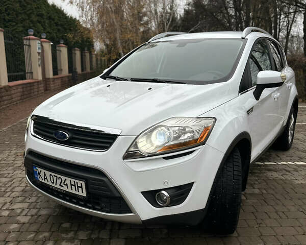 Білий Форд Куга, об'ємом двигуна 2 л та пробігом 174 тис. км за 10500 $, фото 1 на Automoto.ua