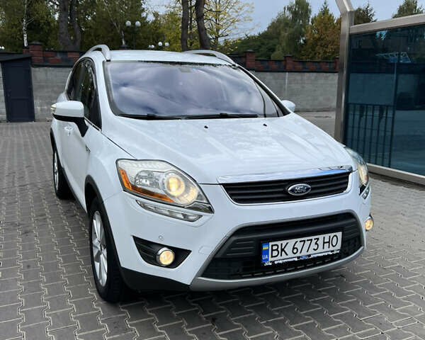 Белый Форд Куга, объемом двигателя 2 л и пробегом 199 тыс. км за 11200 $, фото 1 на Automoto.ua