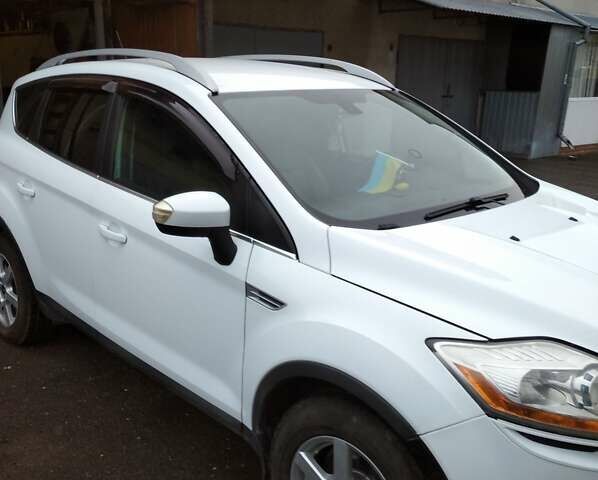 Белый Форд Куга, объемом двигателя 2 л и пробегом 275 тыс. км за 12000 $, фото 1 на Automoto.ua