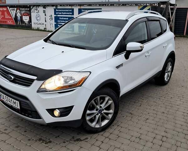Белый Форд Куга, объемом двигателя 2 л и пробегом 160 тыс. км за 10900 $, фото 1 на Automoto.ua