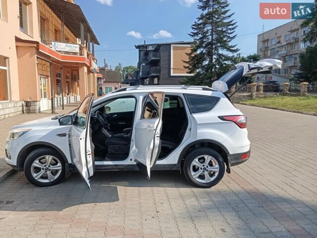 Белый Форд Куга, объемом двигателя 2 л и пробегом 340 тыс. км за 13000 $, фото 1 на Automoto.ua