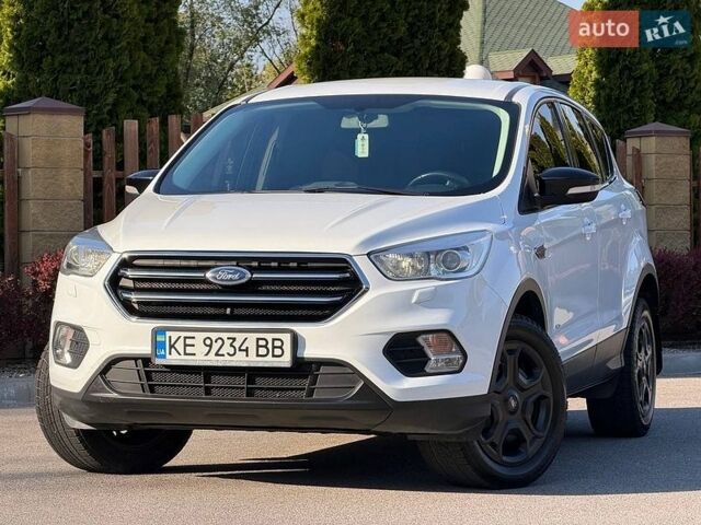 Белый Форд Куга, объемом двигателя 2 л и пробегом 205 тыс. км за 16850 $, фото 1 на Automoto.ua