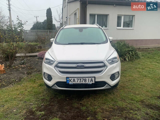 Белый Форд Куга, объемом двигателя 2 л и пробегом 203 тыс. км за 15500 $, фото 1 на Automoto.ua