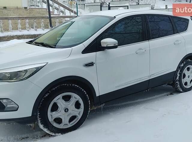 Белый Форд Куга, объемом двигателя 2 л и пробегом 172 тыс. км за 14800 $, фото 1 на Automoto.ua