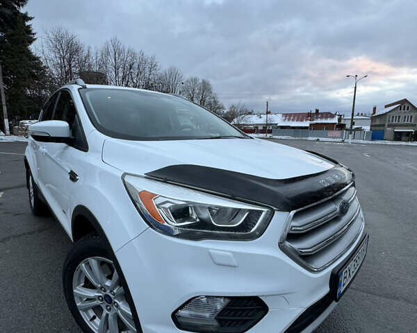 Белый Форд Куга, объемом двигателя 2 л и пробегом 150 тыс. км за 15900 $, фото 1 на Automoto.ua