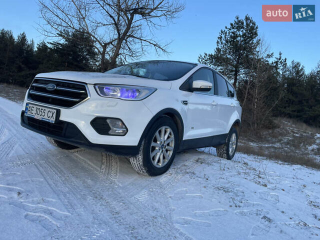 Белый Форд Куга, объемом двигателя 2 л и пробегом 179 тыс. км за 13500 $, фото 1 на Automoto.ua