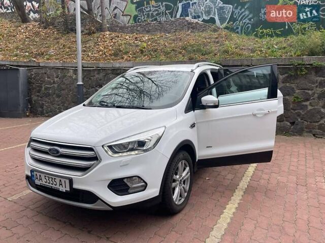 Белый Форд Куга, объемом двигателя 2 л и пробегом 110 тыс. км за 17999 $, фото 1 на Automoto.ua