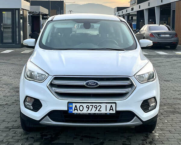 Білий Форд Куга, об'ємом двигуна 2 л та пробігом 256 тис. км за 15800 $, фото 1 на Automoto.ua