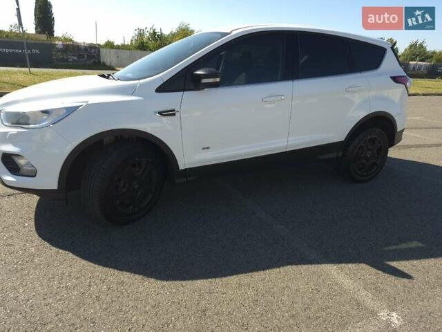 Белый Форд Куга, объемом двигателя 2 л и пробегом 174 тыс. км за 14399 $, фото 1 на Automoto.ua