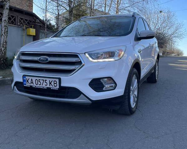 Белый Форд Куга, объемом двигателя 2 л и пробегом 217 тыс. км за 12999 $, фото 1 на Automoto.ua