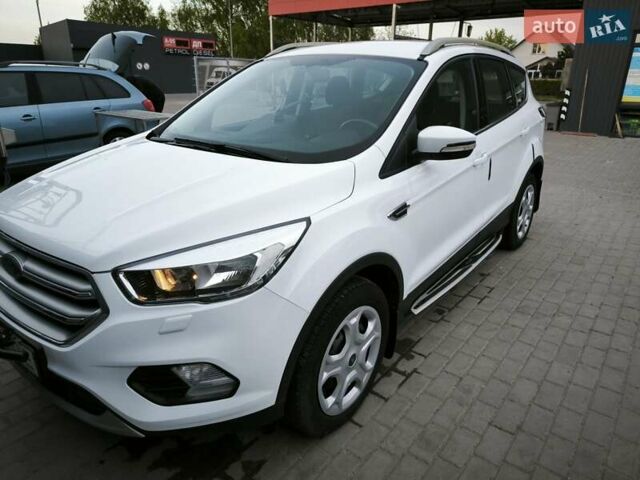 Белый Форд Куга, объемом двигателя 1.5 л и пробегом 180 тыс. км за 14400 $, фото 1 на Automoto.ua