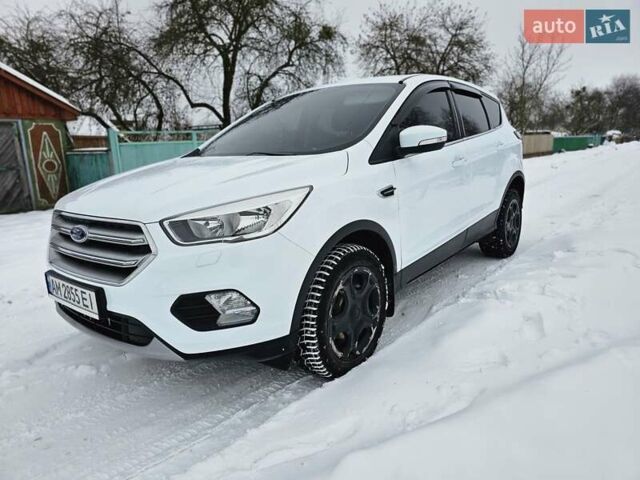Белый Форд Куга, объемом двигателя 1.5 л и пробегом 100 тыс. км за 15000 $, фото 1 на Automoto.ua