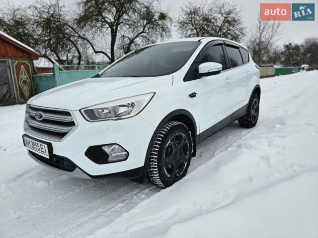 Білий Форд Куга, об'ємом двигуна 1.5 л та пробігом 100 тис. км за 15000 $, фото 1 на Automoto.ua