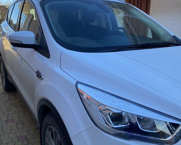 Форд Куга 2019 в Киеве на Automoto.ua Белый Форд Куга, объемом двигателя 1.5 л и пробегом 90 тыс. км за 20000 $, фото 1 на Automoto.ua