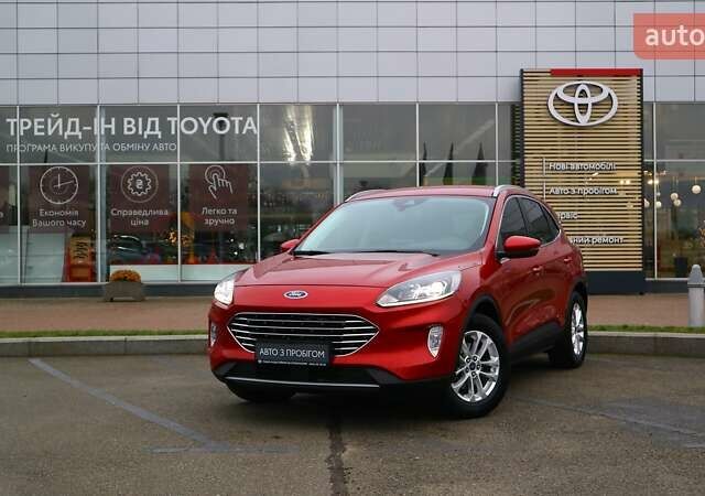 Красный Форд Куга, объемом двигателя 1.5 л и пробегом 48 тыс. км за 21190 $, фото 1 на Automoto.ua