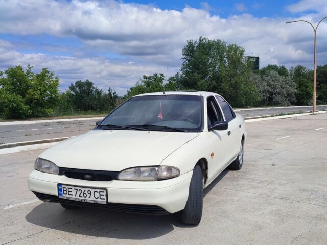 Белый Форд Мондео, объемом двигателя 1.8 л и пробегом 300 тыс. км за 1500 $, фото 1 на Automoto.ua