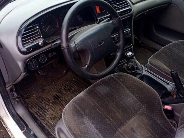 Белый Форд Мондео, объемом двигателя 1.8 л и пробегом 500 тыс. км за 500 $, фото 1 на Automoto.ua