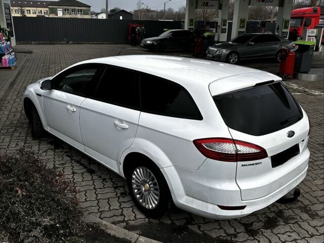 Белый Форд Мондео, объемом двигателя 2 л и пробегом 300 тыс. км за 2500 $, фото 1 на Automoto.ua