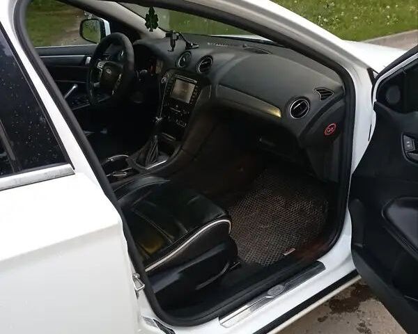 Білий Форд Мондео, об'ємом двигуна 2 л та пробігом 0 тис. км за 9000 $, фото 1 на Automoto.ua