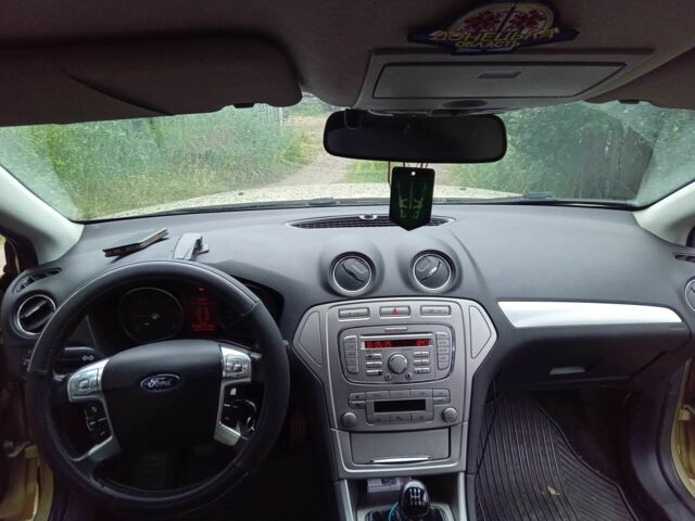 Бежевый Форд Мондео, объемом двигателя 1.8 л и пробегом 328 тыс. км за 3750 $, фото 1 на Automoto.ua