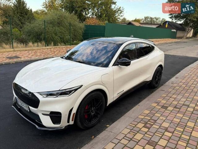Белый Форд Mustang Mach-E, объемом двигателя 0 л и пробегом 157 тыс. км за 25900 $, фото 1 на Automoto.ua