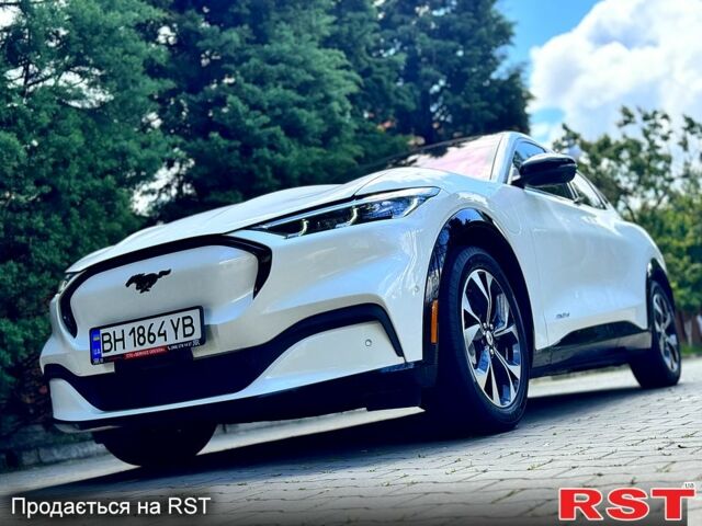 Белый Форд Mustang Mach-E, объемом двигателя 85 л и пробегом 73 тыс. км за 23500 $, фото 1 на Automoto.ua