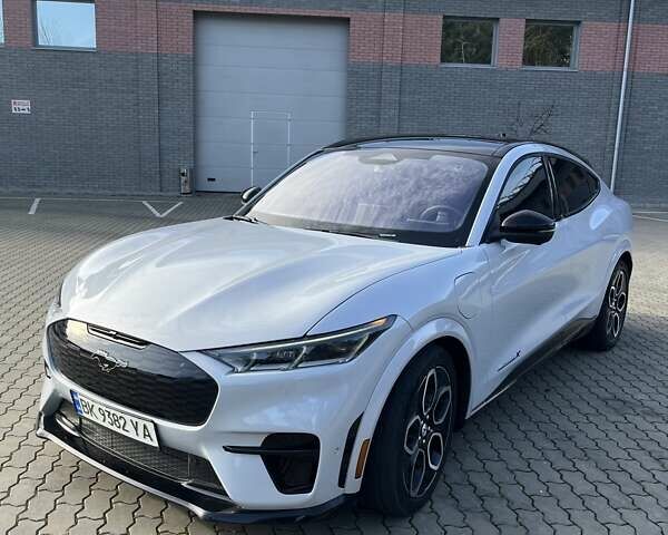 Белый Форд Mustang Mach-E, объемом двигателя 0 л и пробегом 33 тыс. км за 32500 $, фото 1 на Automoto.ua