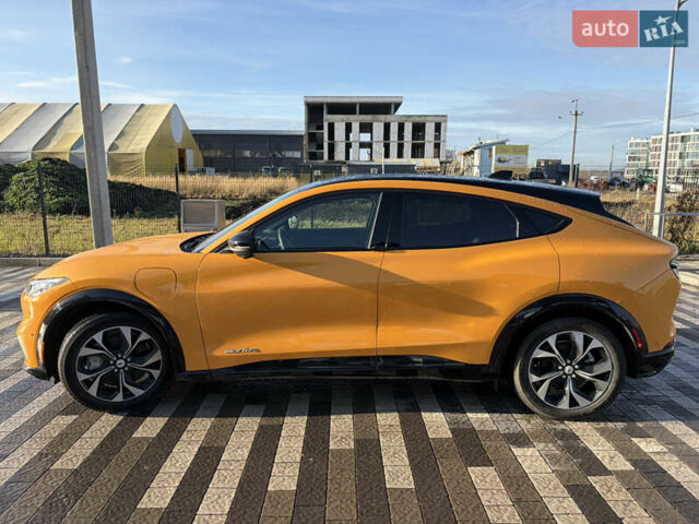 Желтый Форд Mustang Mach-E, объемом двигателя 0 л и пробегом 37 тыс. км за 28900 $, фото 1 на Automoto.ua