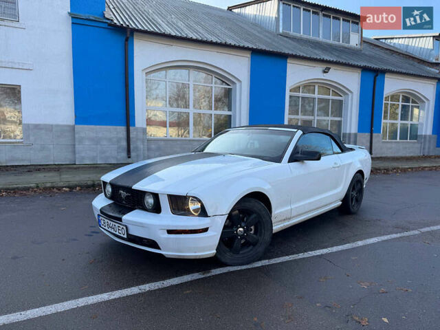 Белый Форд Мустанг, объемом двигателя 4 л и пробегом 123 тыс. км за 9500 $, фото 1 на Automoto.ua